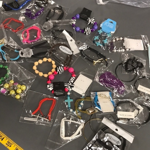 Lot of Costume Jewelry- bracelets - Picture 1 of 12